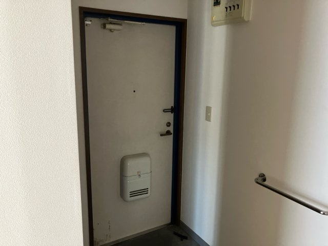 やくもハイツの玄関