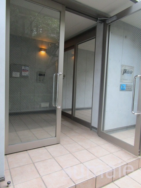 プレジールのエントランス|エントランスです☆