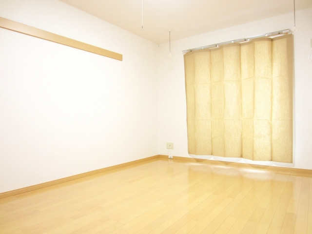 プレジールの居間・リビング|居室8.0帖ございますので広々としていて綺麗なお部屋です☆