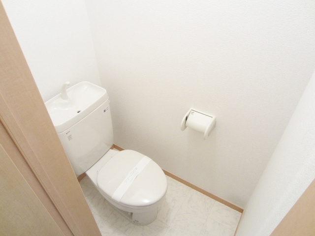 プレジールのトイレ|綺麗なトイレとなってます！トイレ内に収納棚あります！