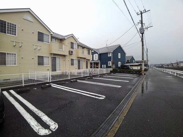 【駐車場】 | エスポワール吉田Ⅲ | 駐車場があるので、車を買う予定の方も安心です