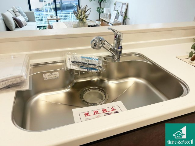 1日(土)2日(日)現地見学可能！　神戸市北区東有野台　新築一戸建ての設備|浄水器を内蔵！炊飯時、お茶を作る時に安心してお水を使えます！お湯と冷水、浄水と原水、シャワーの切替えもワンタッチです！
