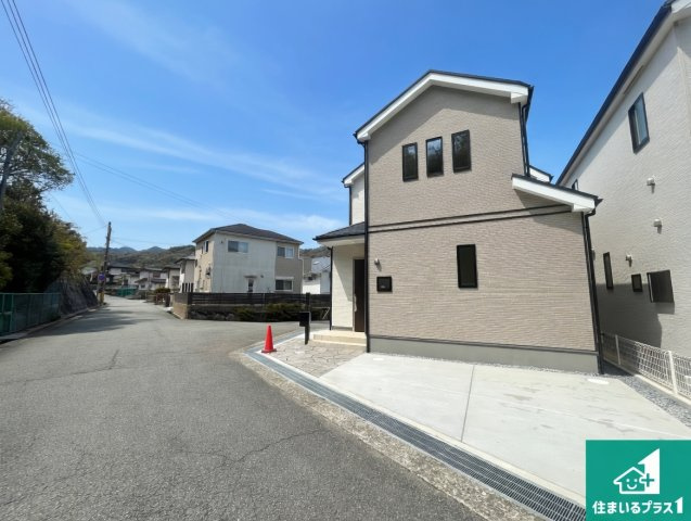 1日(土)2日(日)現地見学可能！　神戸市北区東有野台　新築一戸建ての前面道路含む現地写真|周辺は閑静な住宅街！前面道路広々で車の出し入れも便利です。駐車が苦手な方でも安心して車庫入れできます！