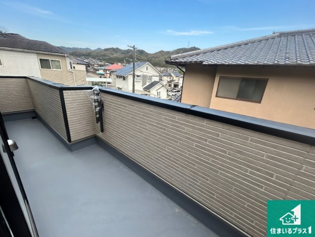 1日(土)2日(日)現地見学可能！　神戸市北区東有野台　新築一戸建てのバルコニー|南側に面したバルコニーですので明るい日差しを取り込み洗濯物をしっかり乾かしてくれます。
