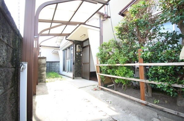 西区比良 伊東様貸家の駐車場