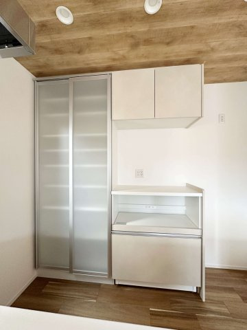 西区古江東町 No.2のキッチン|収納力のある大型カップボード☆
備え付けのため耐震性が高く地震の際にも倒れてくる心配はありません♪
キッチンと同じカラーリングのため統一感もあります！