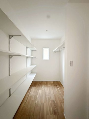 西区古江東町 No.2の収納|ファミリークローゼット☆
服の収納などはもちろん、リビング奥にあるため何でも収納できる使いやすいスペースです♪