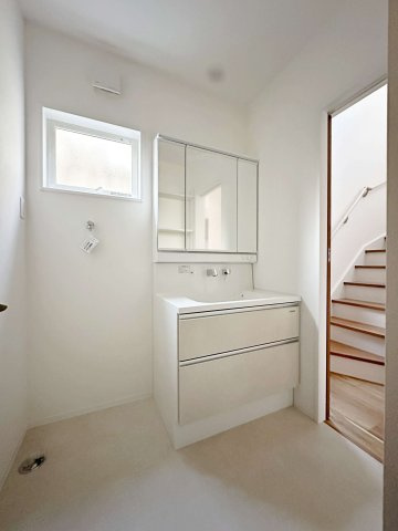 西区古江東町 No.2の独立洗面台|シャワー付き洗面化粧台☆
洗面台にシャワー機能が付いたもので、シャンプーなども行える多機能洗面台です。また、顔や手を洗うためだけではなく、シャワー付き洗面台を使えば手洗い洗濯などでも利用できます♪