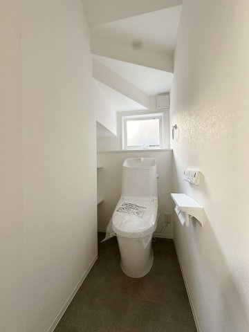 西区古江東町 No.2のトイレ|1階ウォシュレットトイレ☆
フチレスタイプでお掃除もしやすいモデルです♪