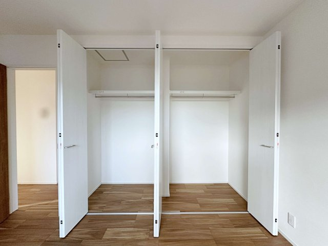 西区古江東町 No.2の収納|主寝室のワイドクローゼットです♪