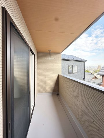 西区古江東町 No.2のバルコニー|広々としたインナーバルコニー☆
南東向きで日当たりも良好です♪