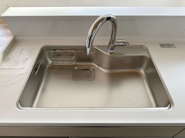 西区古江東町 No.2|タッチレス水栓のステンレスシンク☆
ステンレスシンクは傷や汚れに強く、お手入れも簡単で使いやすいです♪
非接触型なので手が汚れていても水の出止ができて便利です！