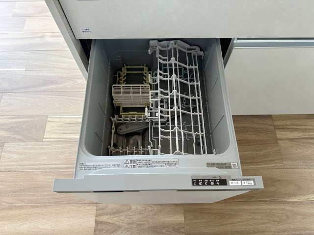 西区古江東町 No.2|4人から5人分の食器洗浄乾燥機☆
水道代の節約にもなり、家事の時短もできる優れ物です♪
スライド式で上から全体が見えるため食器の出し入れもスムーズです♪