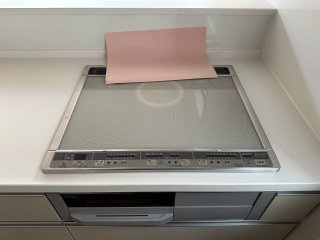 西区古江東町 No.2|IHクッキングヒーター☆
火が出ないために安全性も高いと考えられます。 さらに、安定した加熱管理制御が容易に行えるため、素材を均一に加熱する料理やスープなどの液体の加熱に適しています♪