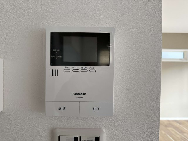 西区古江東町 No.2|ドアホン☆
来客があったとき、室内からカメラやマイクを使って相手や用件を確認できます。相手を事前に確認することができ、訪問販売対策や防犯面でも役に立つアイテムです♪