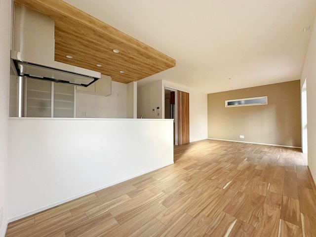 西区古江東町 No.2の居間・リビング|キッチンからはリビング全体を見渡すことができるので小さなお子様がいる家庭でも安心です♪