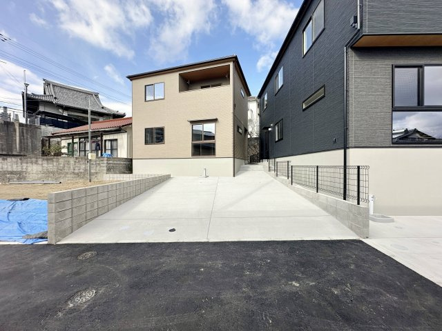 西区古江東町 No.2の駐車場|車は車種により3台駐車可能☆
広々とした駐車スペースは来客時も安心です♪