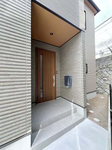 西区古江東町 No.2の玄関|玄関ポーチ☆
玄関ドアはスマートキー対応でリモコンキーも付属。スマートフォンにも対応しており毎日持ち歩くスマホが鍵に早変わりです♪