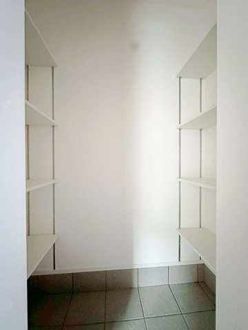 西区古江東町 No.2の収納|シューズクローク☆
玄関から土間続きのためベビーカーなどの収納にも便利です♪