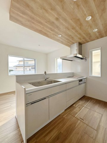 西区古江東町 No.2のキッチン|人造大理石天板使用のシステムキッチン☆
人造大理石天板は水垢が付きにくく汚れが落ちやすいのでお手入れも楽ちんです♪