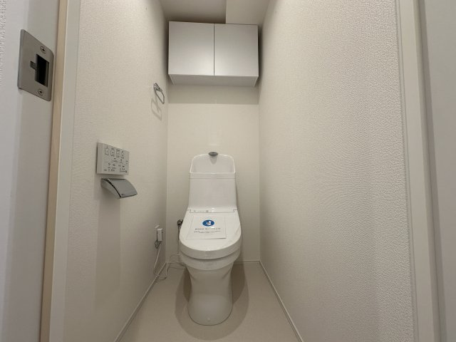 シャロン横浜大通り公園のトイレ|清潔感のあるおトイレです。上部に収納があるのは便利ですね。