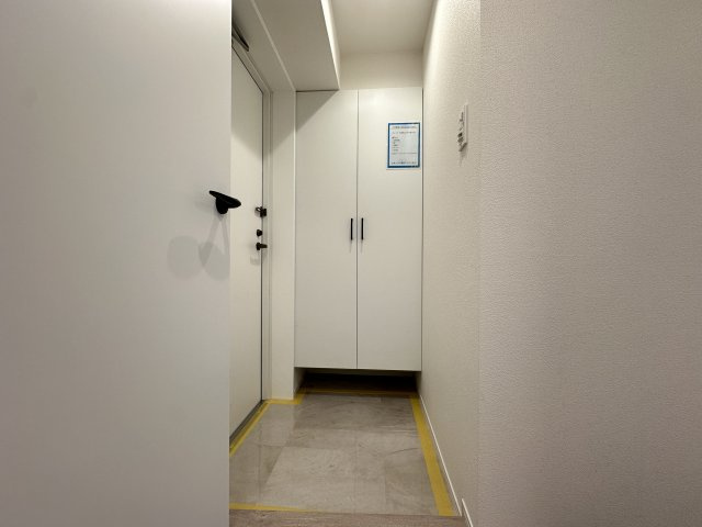 シャロン横浜大通り公園の玄関|白を基調とした玄関空間は、大型のシューズボックスが備わっており、スッキリとした玄関になりますね。