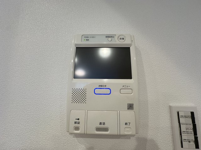 シャロン横浜大通り公園の防犯設備|TVモニター付きインターホンになります。来客時の防犯面も安心です。
