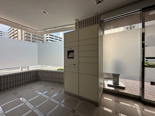 シャロン横浜大通り公園の設備|共用の宅配ボックスも完備されています。お留守の時も安心です。