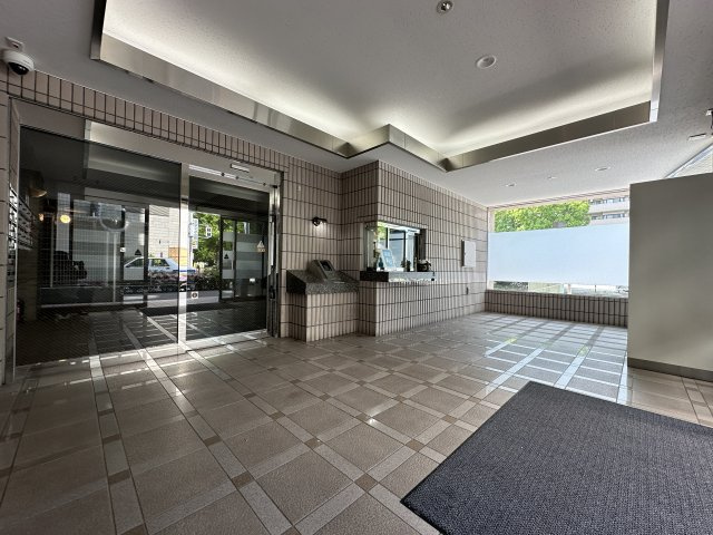 シャロン横浜大通り公園のエントランス|豪華な玄関付近です。毎日出入りする玄関はマンションの顔になります。とてもきれいですっきりとしています
