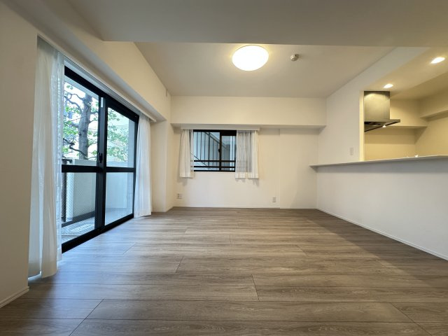 シャロン横浜大通り公園の居間・リビング|角部屋になっているので、リビング空間も２面採光で明るいお部屋になります。