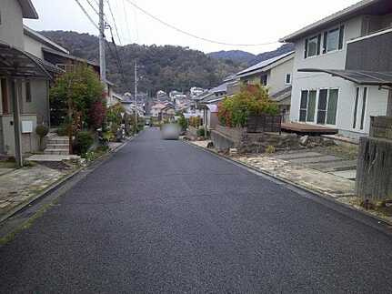 瀬野西6丁目中古戸建の前面道路含む現地写真