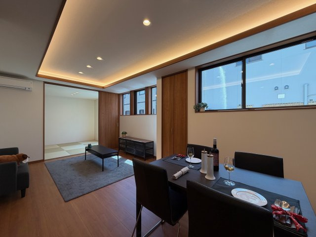 橿原市新口町　新築　モデルハウスの居間・リビング|リビング横に和室があり休憩スペースとして♪
