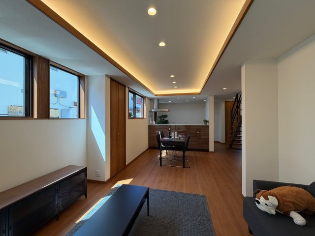 橿原市新口町　新築　モデルハウスの居間・リビング|南側の窓から差し込む温かい光(^^)/