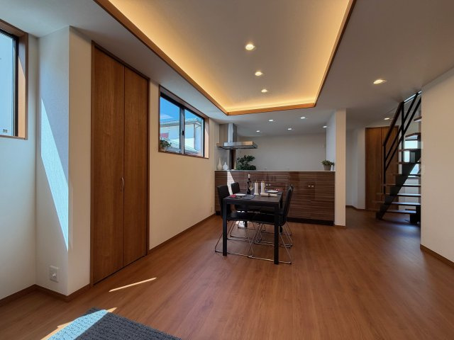 橿原市新口町　新築　モデルハウスの居間・リビング|収納豊富(^^)/
