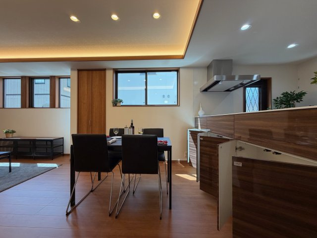 橿原市新口町　新築　モデルハウスの居間・リビング|キッチン裏には嬉しい収納が(^^)/