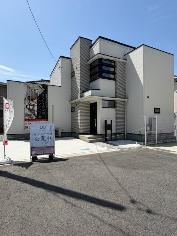 橿原市新口町　新築　モデルハウスの外観|開発分譲地内なので前面道路広々!(^^)!