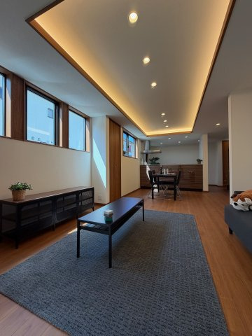 橿原市新口町　新築　モデルハウスの居間・リビング|上質な光に包まれる折り上げ天井!(^^)!