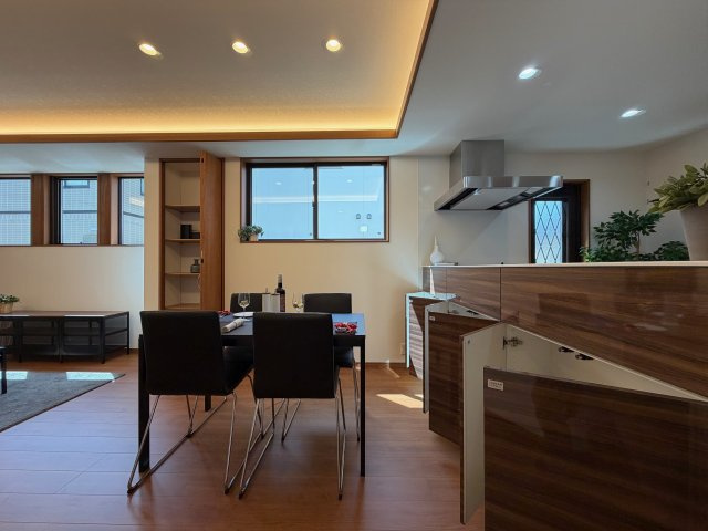 橿原市新口町　新築　モデルハウスの居間・リビング|キッチン裏には嬉しい収納が(^^)/