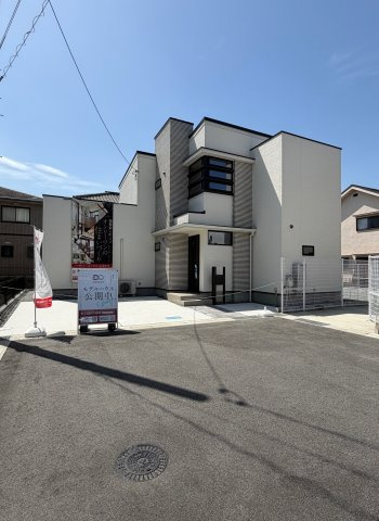 橿原市新口町　新築　モデルハウスの外観|開発分譲地内なので前面道路広々!(^^)!