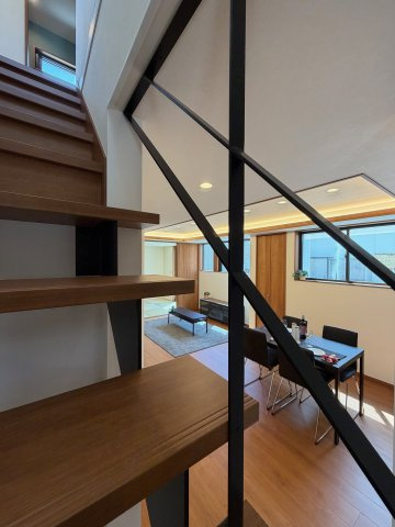 橿原市新口町　新築　モデルハウスの居間・リビング|★お洒落なアイアン階段♪