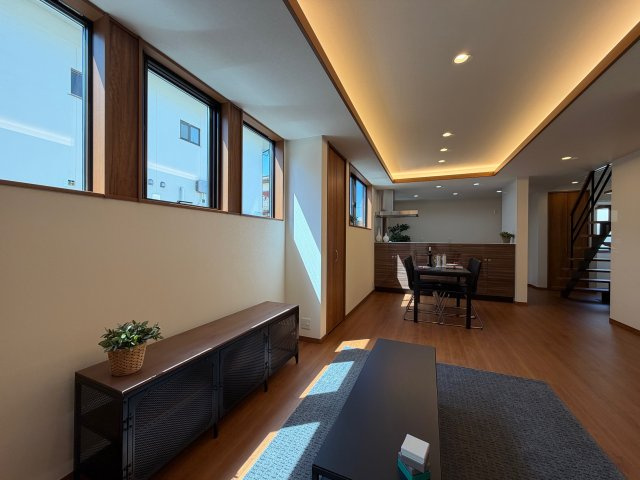 橿原市新口町　新築　モデルハウスの居間・リビング|間接照明でやわらかい光に包まれたリビング(^^)/