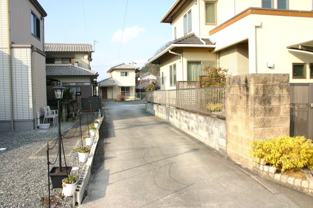 たつの市龍野町片山 　中古戸建の前面道路含む現地写真