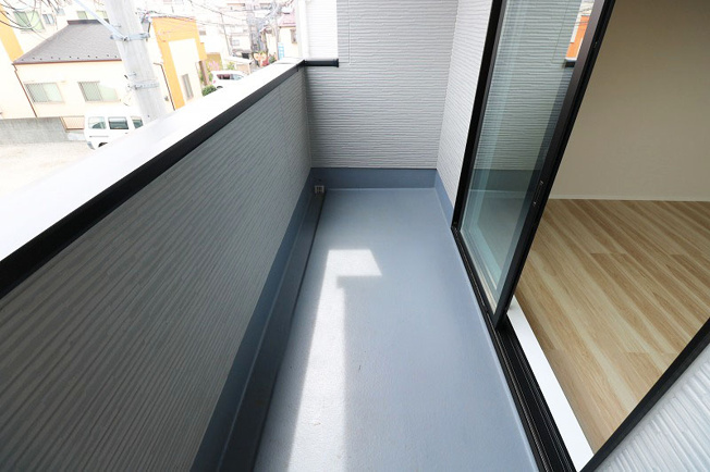 【バルコニー】 | 富士見市関沢2丁目　新築一戸建住宅　全1棟　(ふじみ野店) | 陽当り良好な南面バルコニーは洗濯物が乾きやすく快適です！