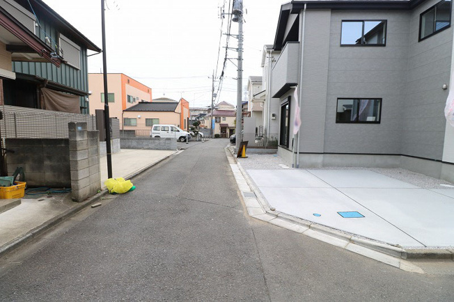 【前面道路含む現地写真】 | 富士見市関沢2丁目　新築一戸建住宅　全1棟　(ふじみ野店) | 周辺環境も併せてご案内いたします！
お気軽にお問い合わせください！
