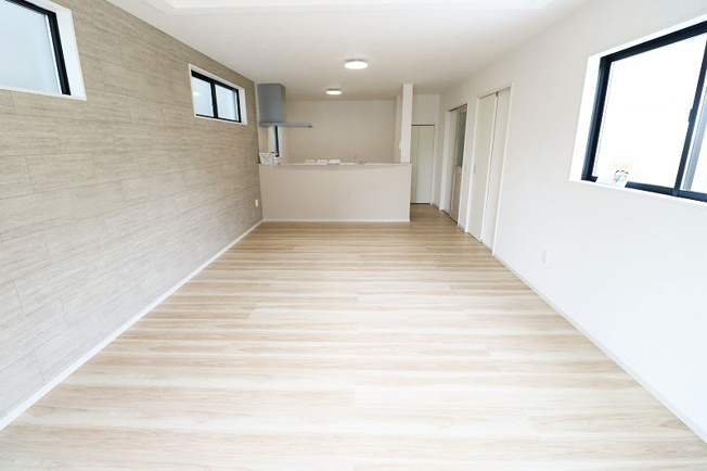 【居間・リビング】 | 富士見市関沢2丁目　新築一戸建住宅　全1棟　(ふじみ野店) | ご家族でゆったりとくつろげる19.5帖のLDK。