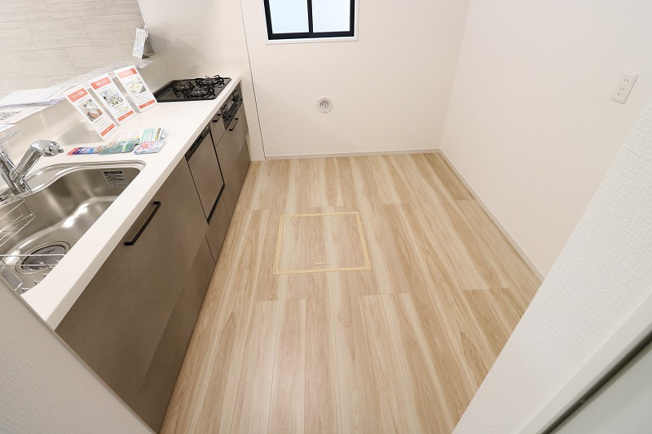 【キッチン】 | 富士見市関沢2丁目　新築一戸建住宅　全1棟　(ふじみ野店) | 床下収納付きでキッチンまわりの整理整頓がしやすくなります。