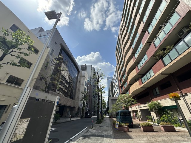 アール・ケープラザベイサイドヴュー横濱の周辺|マンションの前面道路の様子です。大きく歩道が取ってあり、エントランス付近も安全に過ごせます。