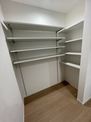 新北島３の収納|パントリー付きでキッチンをスッキリ見せられます。