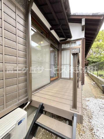 【バルコニー】 | 浜松市中央区三島町 デザイナーズリノベーション戸建 | 窓を出るとデッキになっています