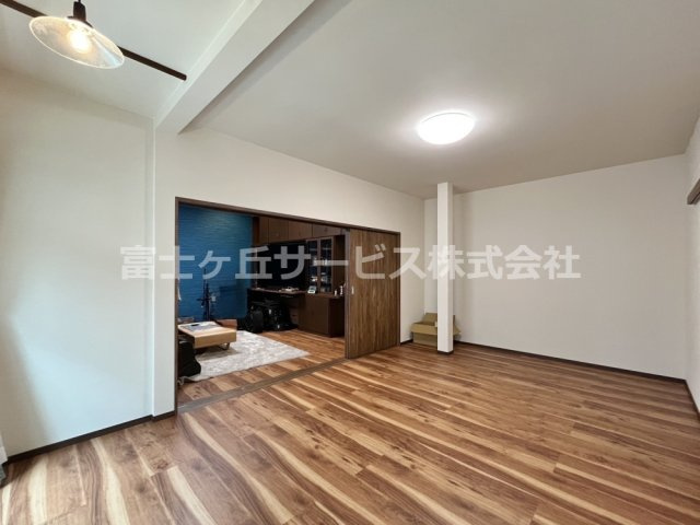 【洋室】 | 浜松市中央区三島町 デザイナーズリノベーション戸建 | 広々と暮らすことのできる間取りです
